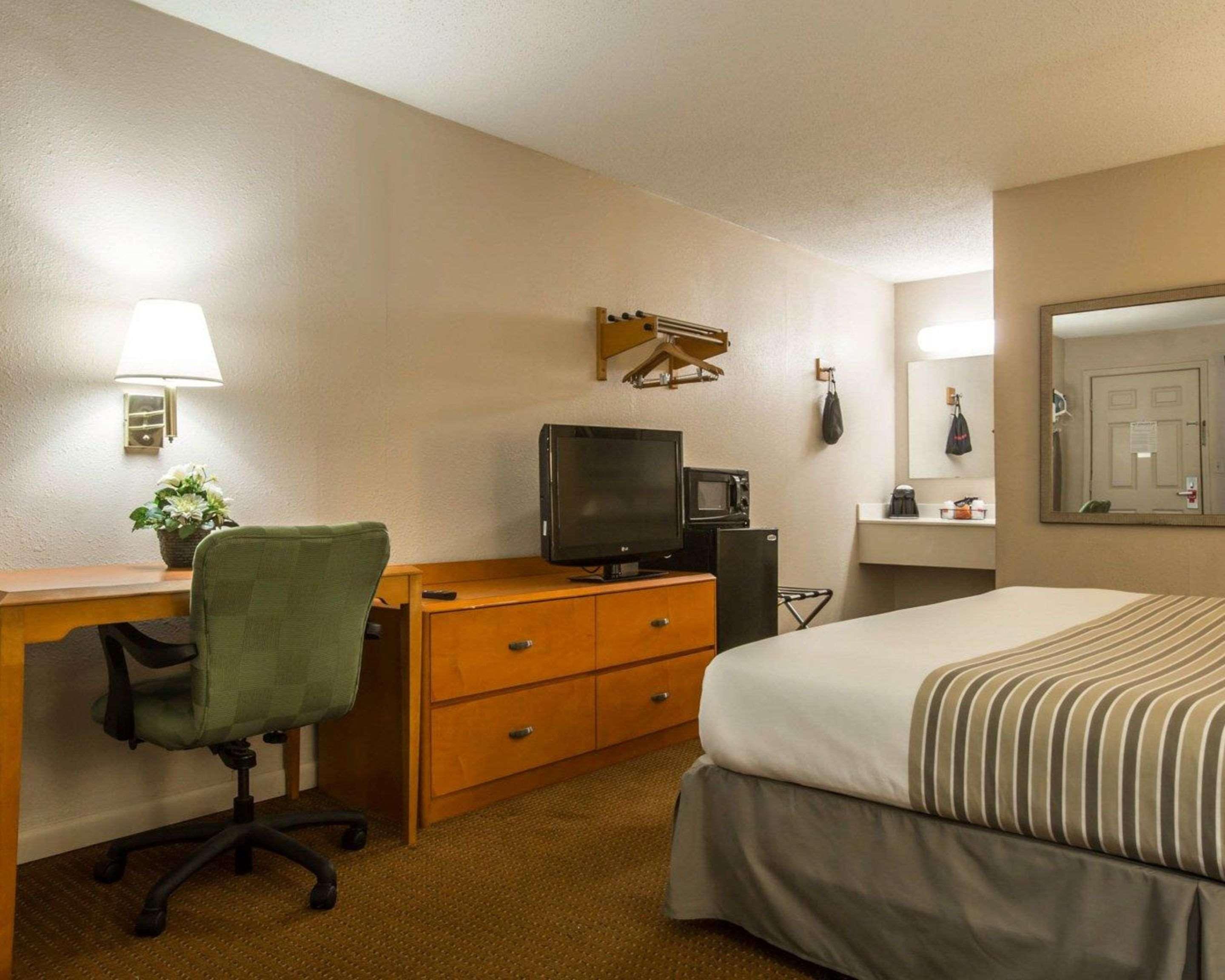 Econo Lodge Inn & Suites At Fort Moore Columbus Bagian luar foto